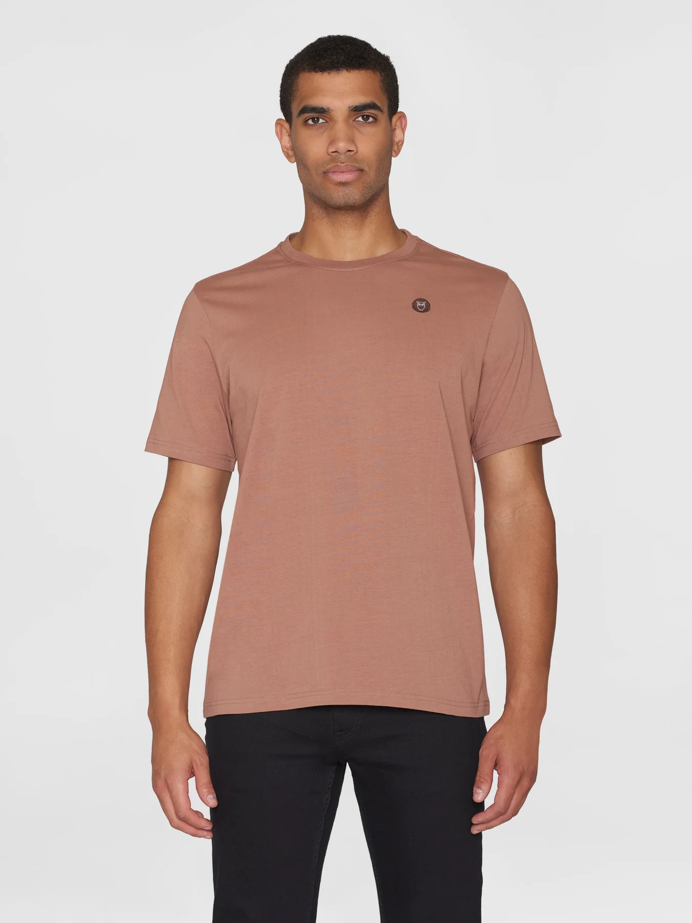 Knowledge cotton - REGULAR FIT BADGE T-SHIRT - Chocolate Malt