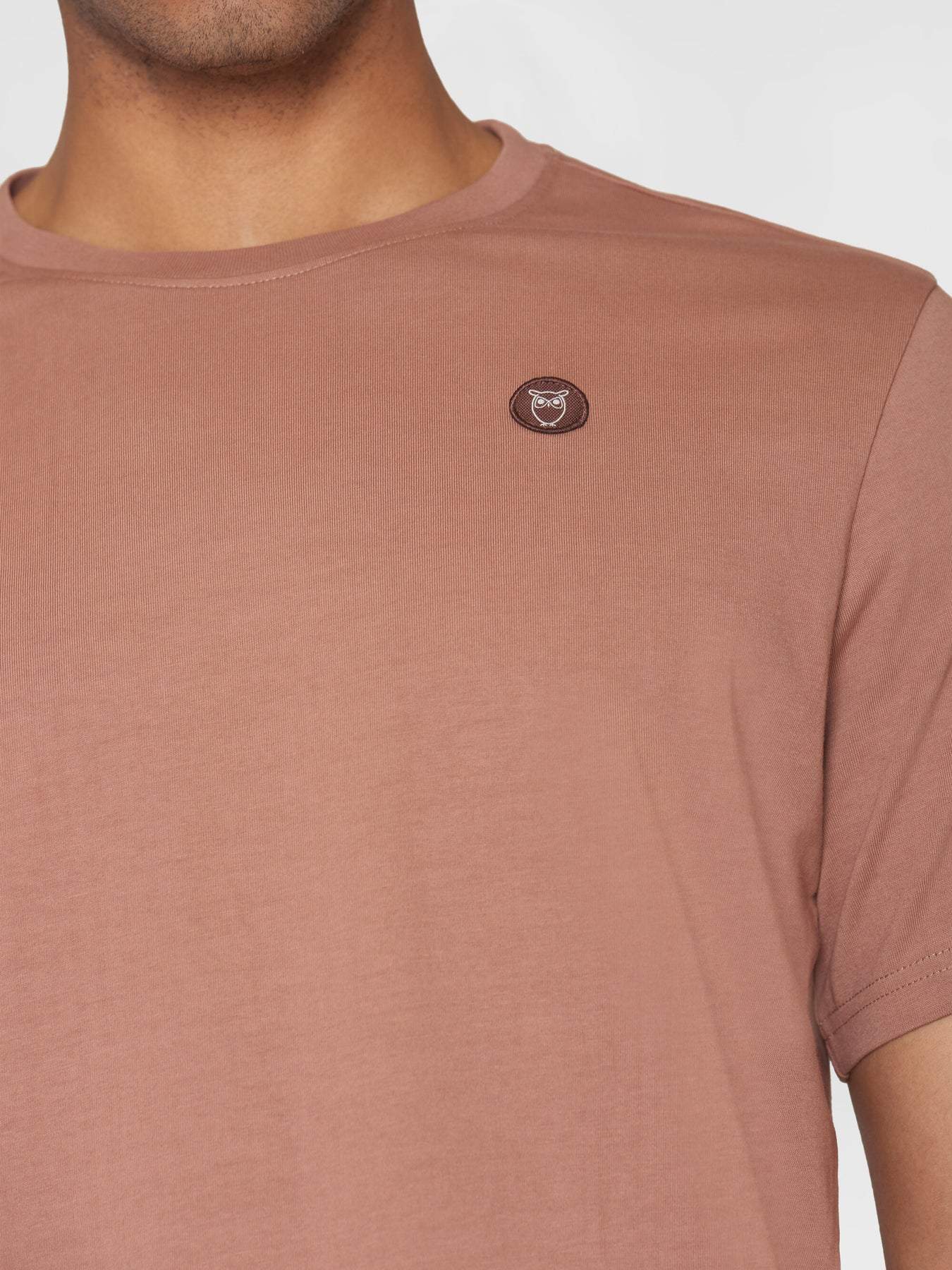 Knowledge cotton - REGULAR FIT BADGE T-SHIRT - Chocolate Malt